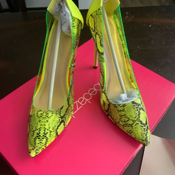 A Neon -Yellow unique pair of heels from Shoe Dazzle Size 8 - Picture 4 of 4